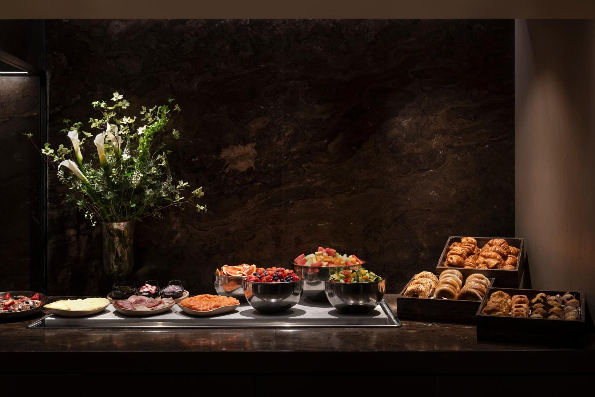 Hotel The Knickerbocker New York Esterno foto A buffet at a hotel
